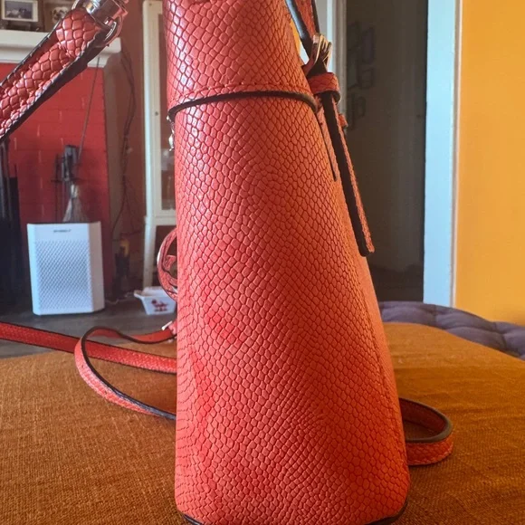 Guess Dayan Shopper Purse/crossbody. NWOT - Picture 4 of 8